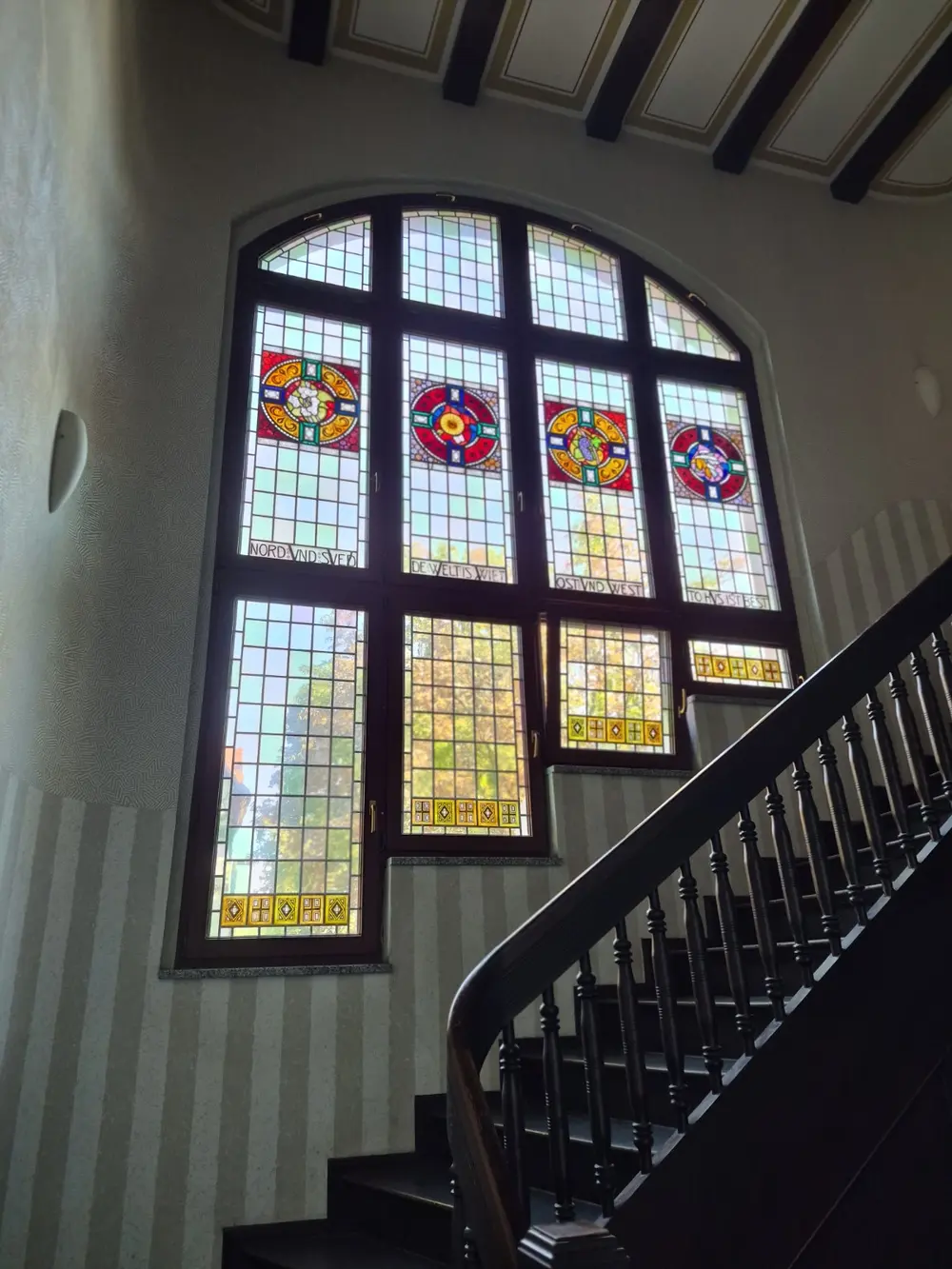 Architektonisches Detail mit historischem Treppenhaus